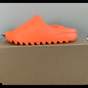 🔺🔻SOLD🔻🔺Orange Yeezy Slides Size 5
